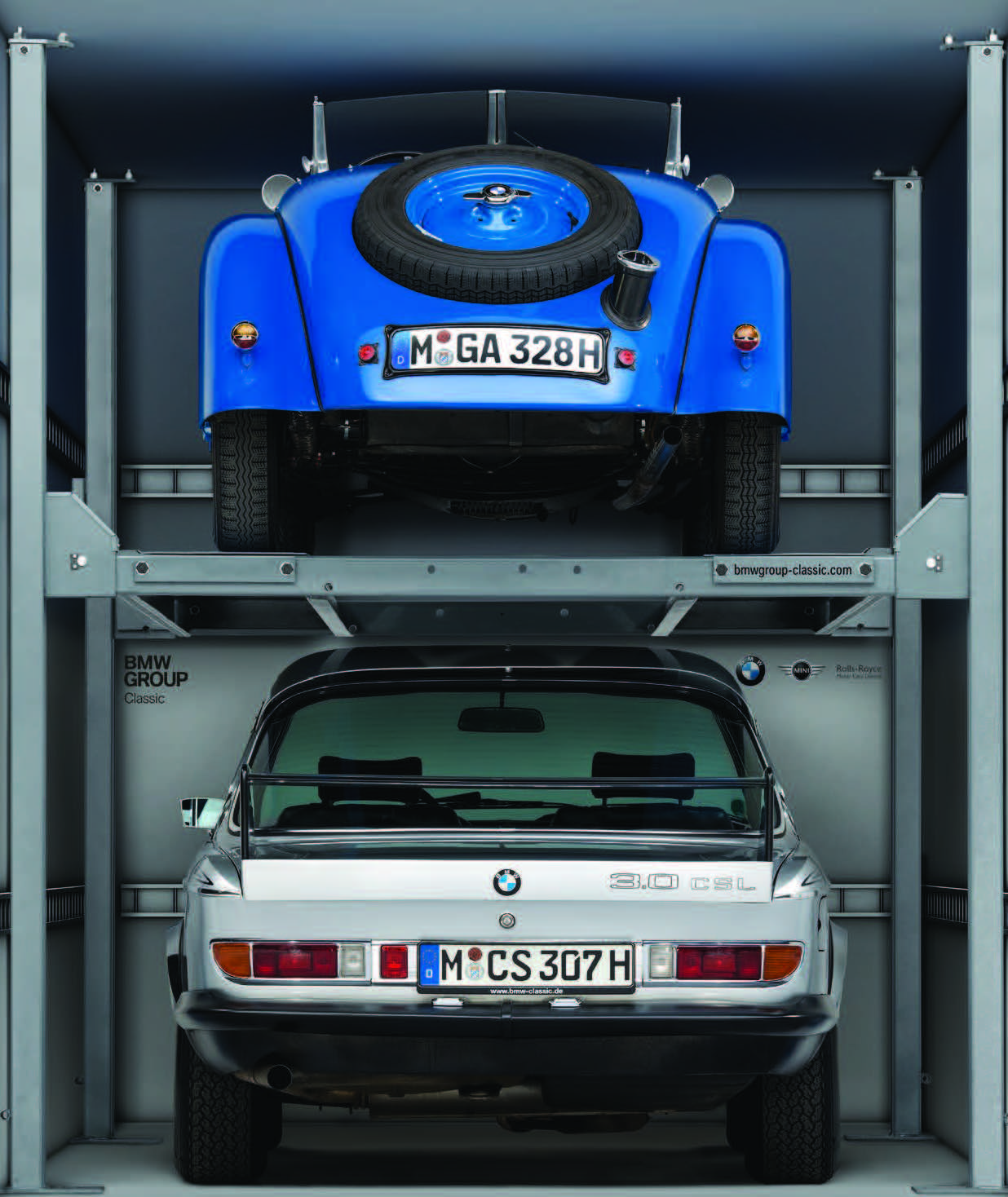 BMW Classic Truck Heckansicht – fotorealistisches Composing mit BMW 328 und BMW 3.0 CSL auf dem Truck-Gestell, Fahrzeugbeklebung: ZP Medienwerk