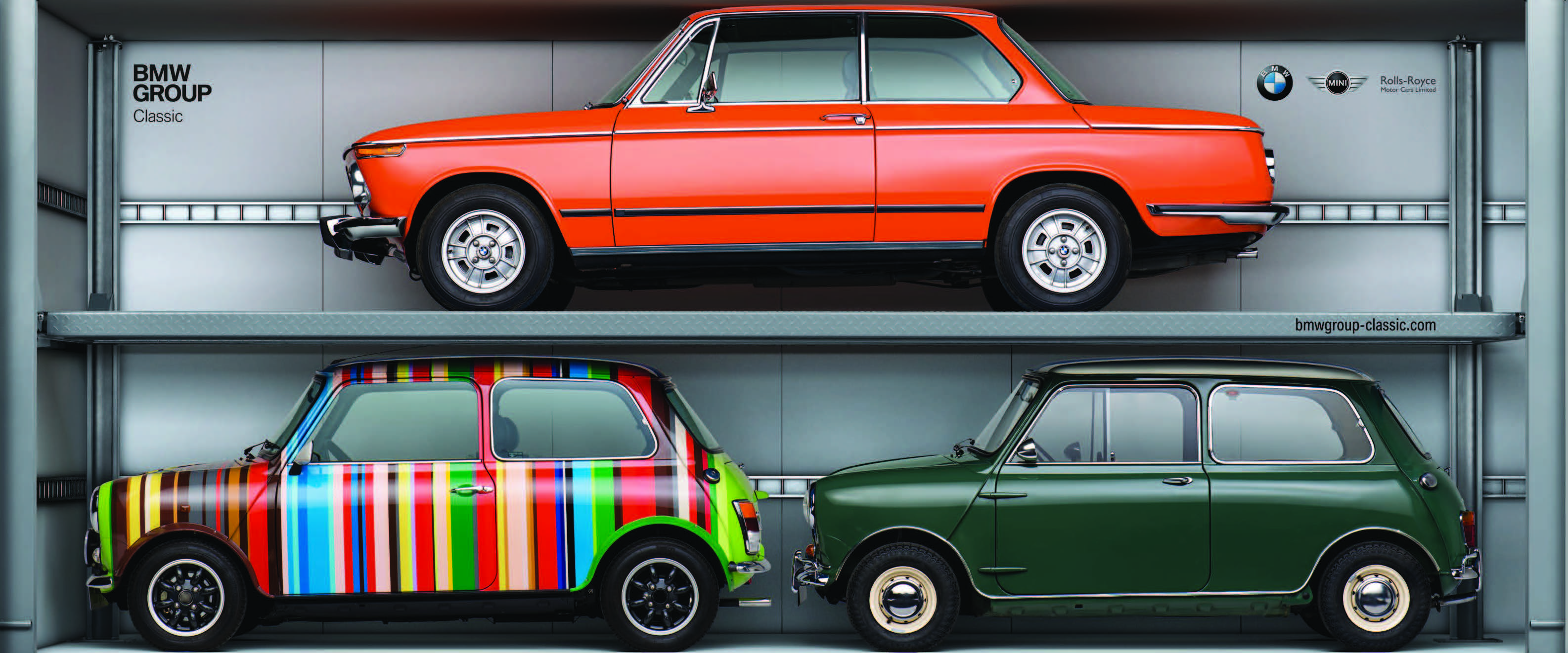 BMW Classic Truck Seitenansicht – fotorealistisches Composing mit orangenem BMW 02, Paul Smith Mini und klassischem grünen Mini Cooper auf dem Truck-Gestell, Fahrzeugbeklebung: ZP Medienwerk