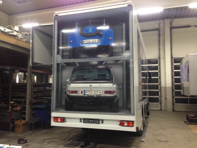 BMW Classic Truck Making-of – echte Fahrzeuge BMW 328 und BMW 3.0 CSL auf dem Truck-Gestell in der Produktionshalle, Shooting-Vorbereitung für das Composing: ZP Medienwerk