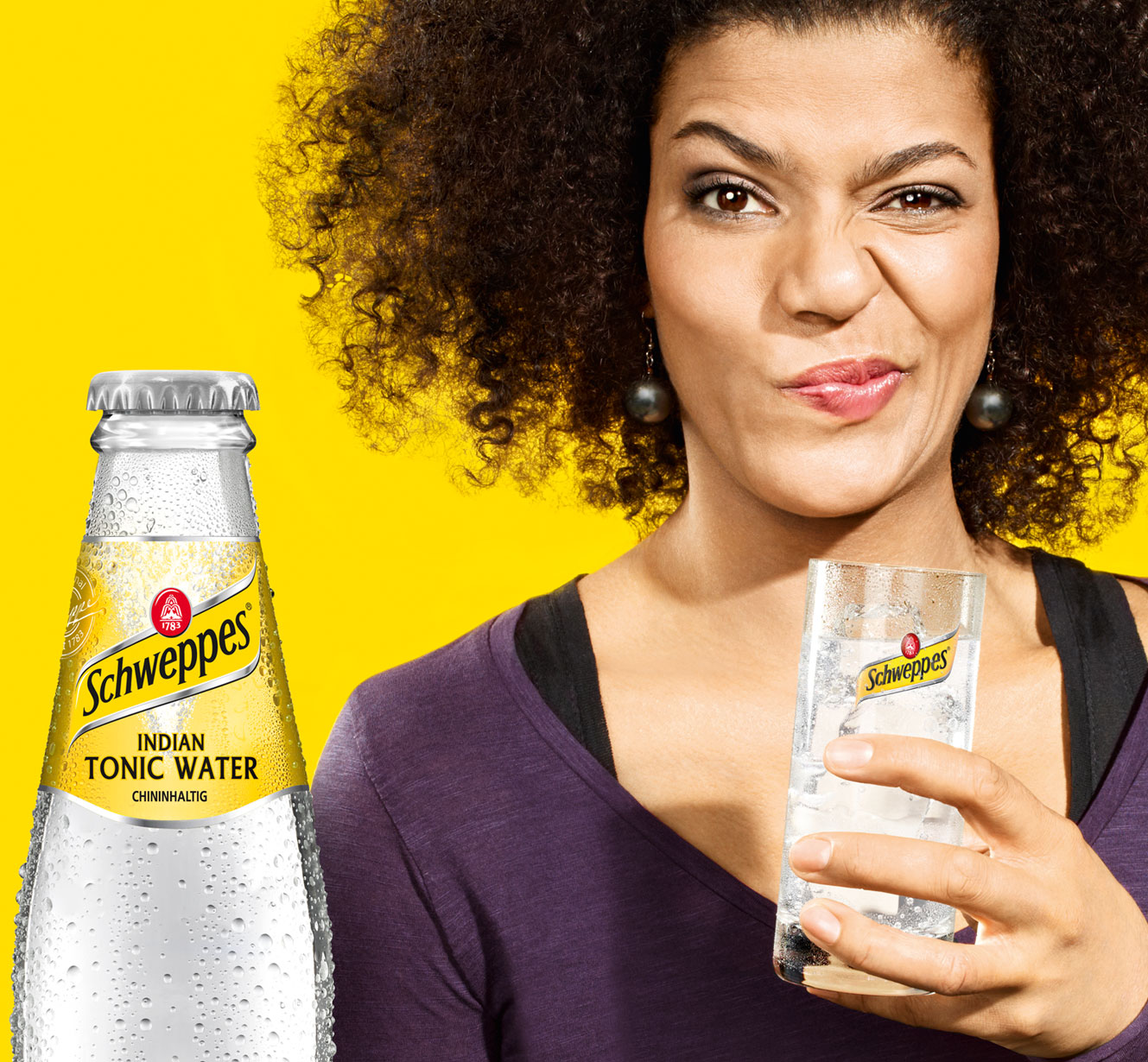 Schweppes Indian Tonic Water – Kampagnenmotiv mit Flasche und Model, Composing auf gelbem Hintergrund: ZP Medienwerk