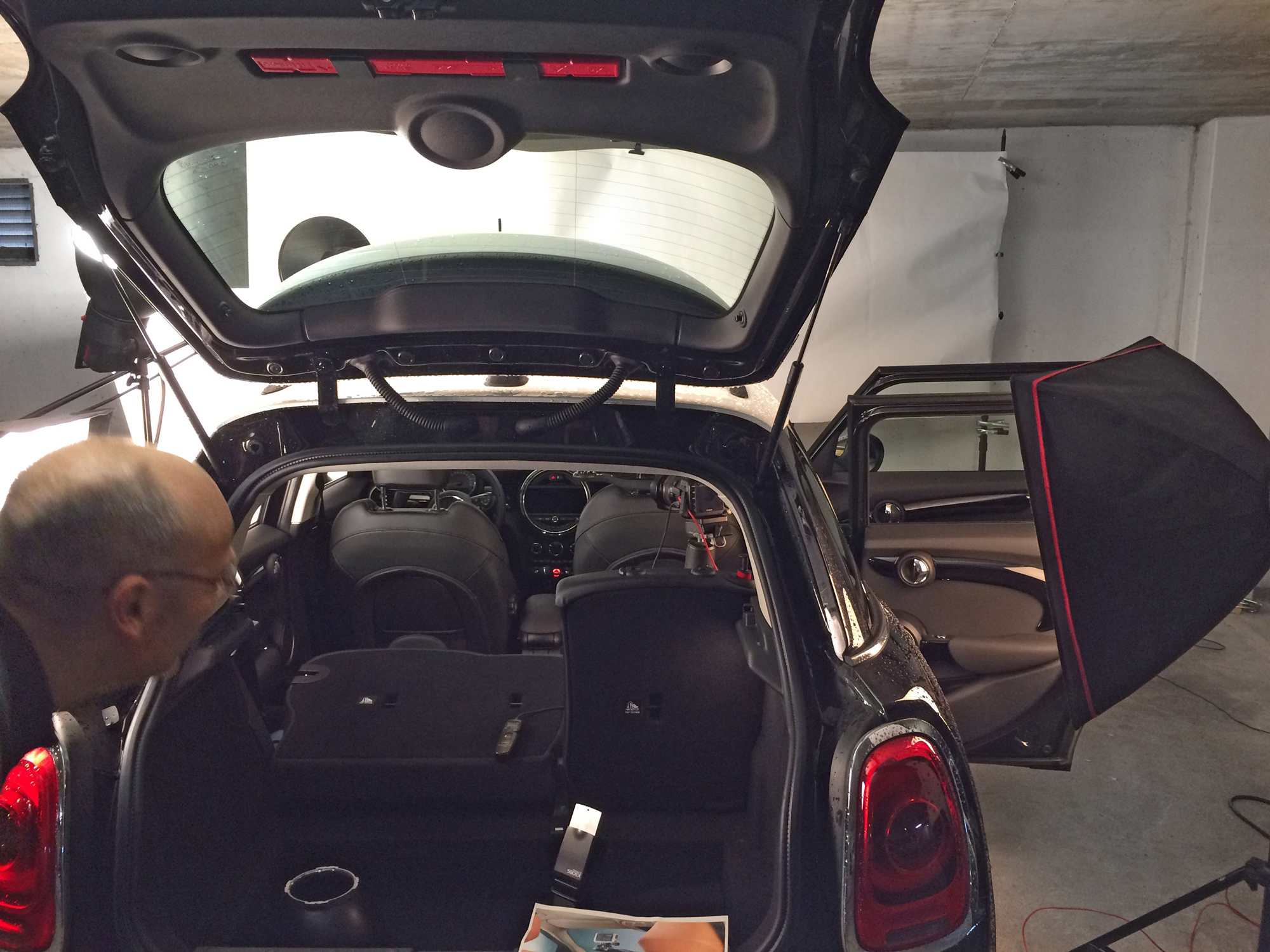 Making-of MINI GoPro Shooting – Fotograf beim Innenraum-Setup in der Tiefgarage, ZP Medienwerk