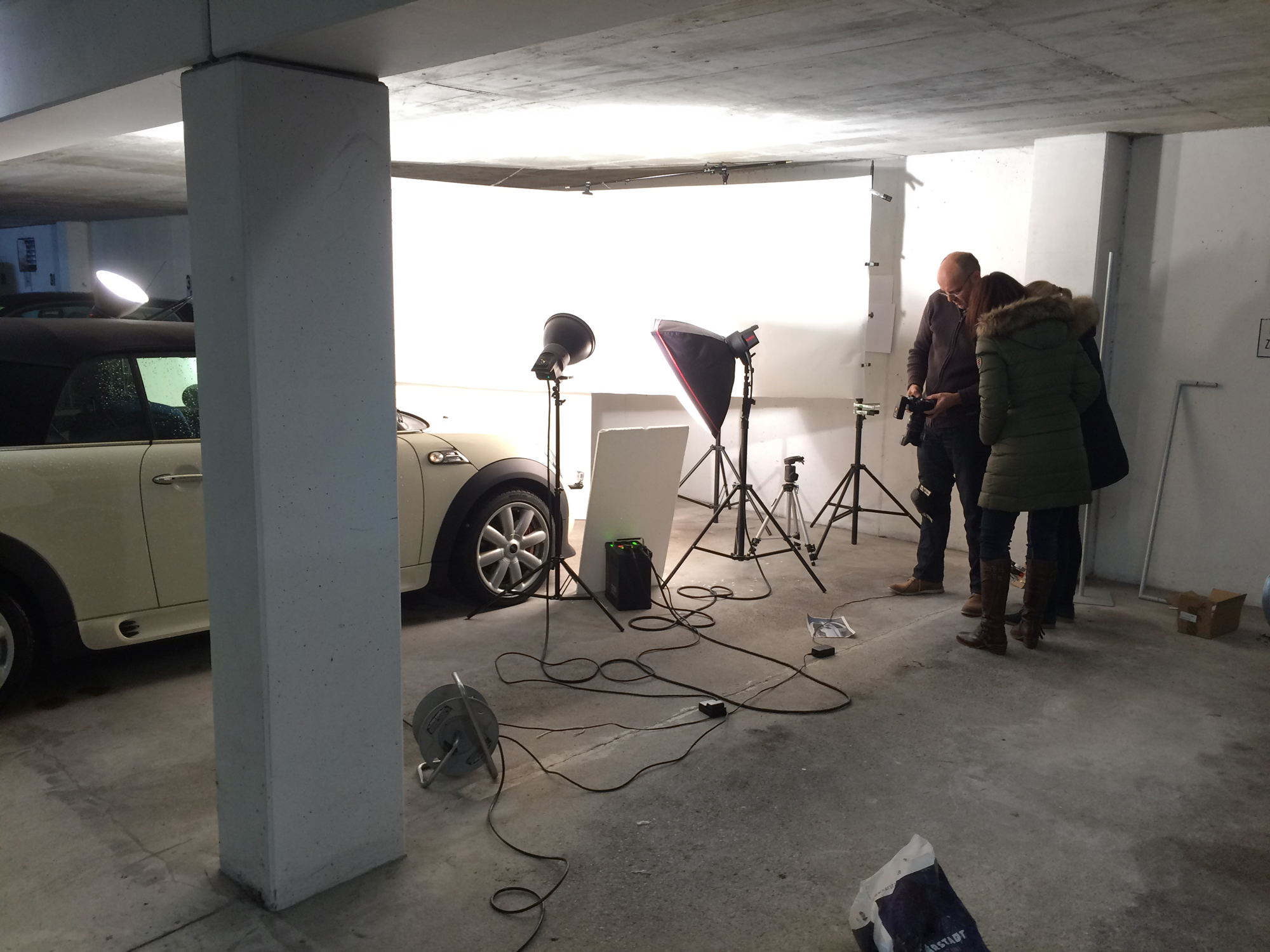 Making-of MINI GoPro Shooting – mobiles Studio-Setup mit Blitzen und Hintergrund in der Tiefgarage, ZP Medienwerk