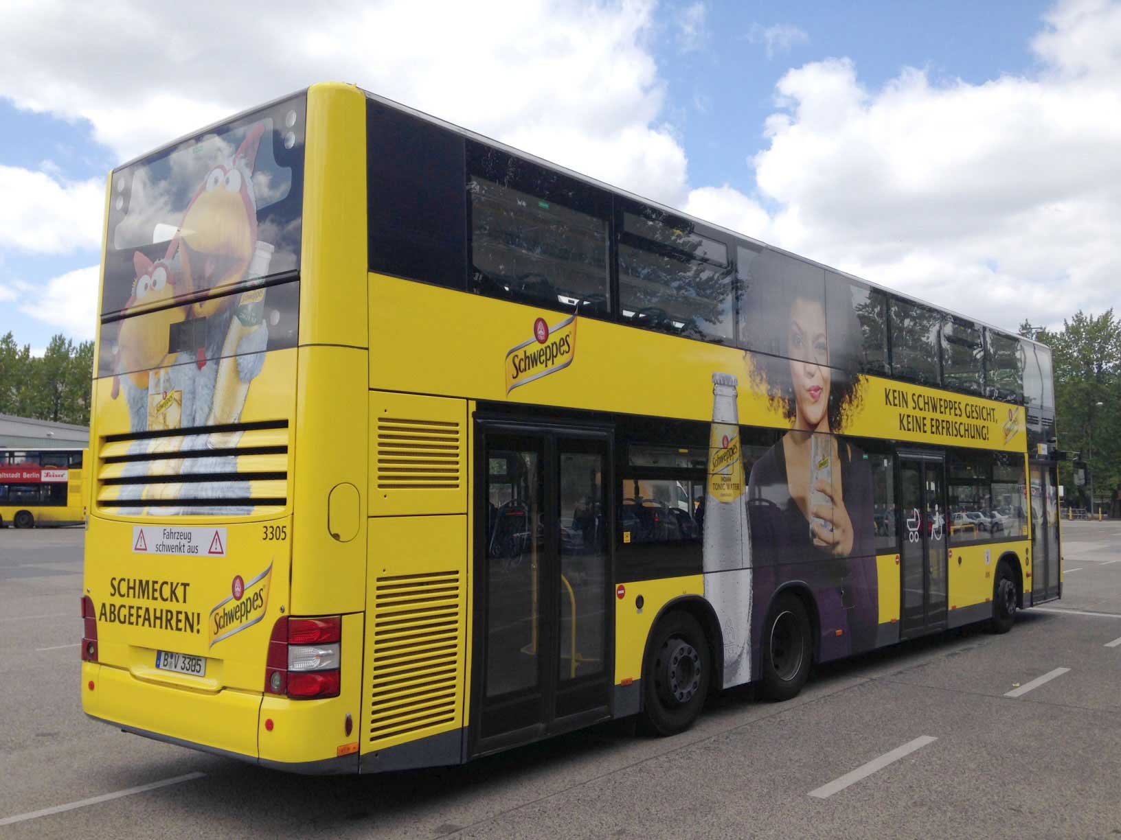 Schweppes Busbeklebung – Berliner BVG Doppeldecker von hinten und seitlich mit vollflächiger Folienbeklebung, Druckdaten und Artwork: ZP Medienwerk