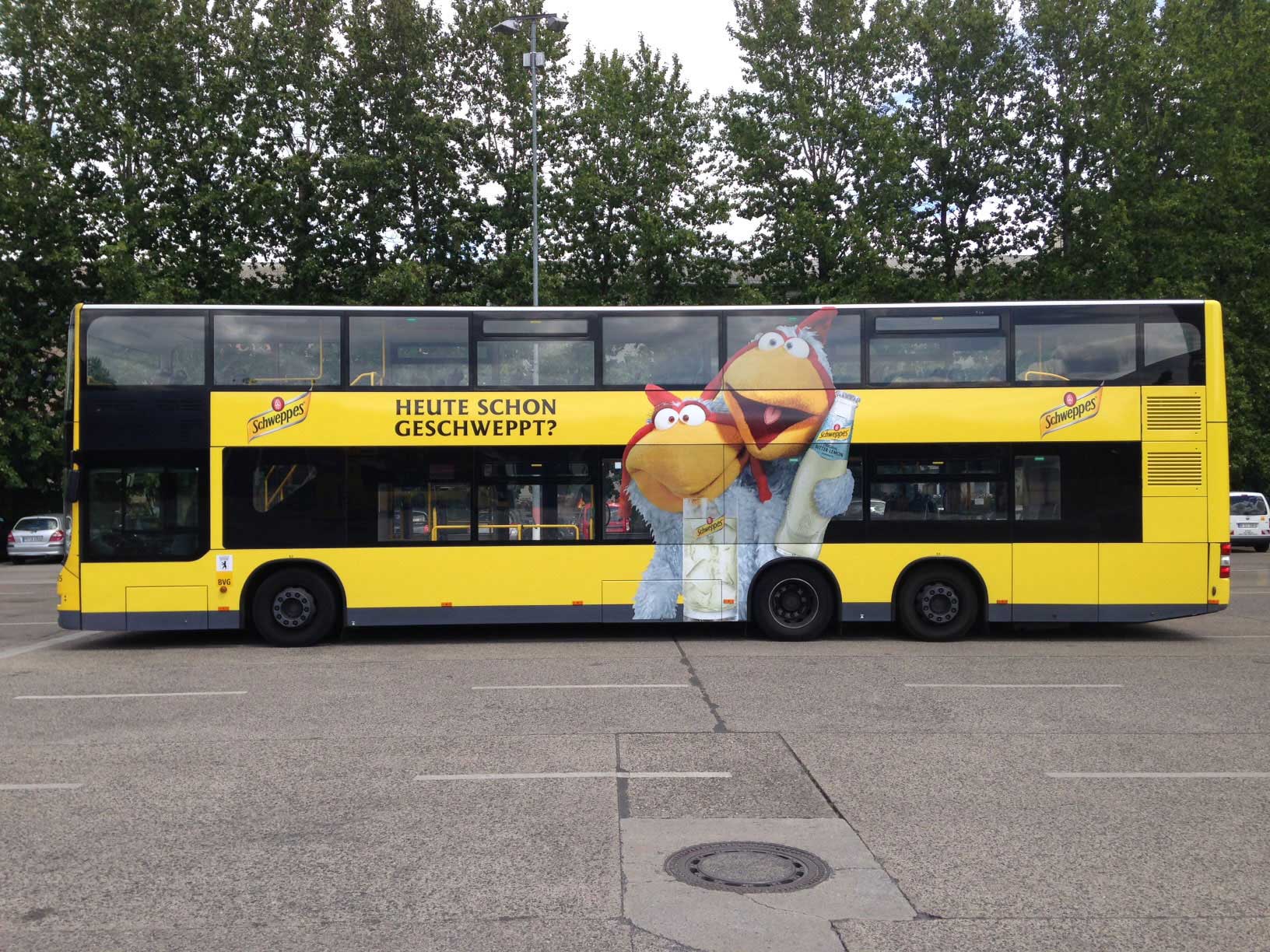 Schweppes Busbeklebung – Berliner BVG Doppeldecker Seitenansicht mit Muppet-Motiv und Claim „Heute schon geschweppt?", Druckdaten und Artwork: ZP Medienwerk