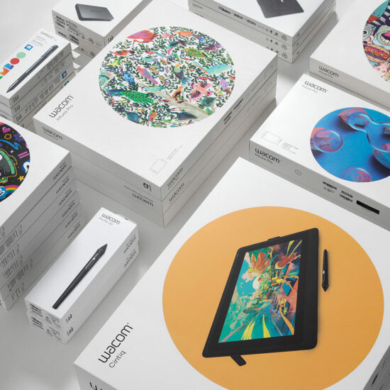 Wacom Packaging-Familie – Intuos Pro, Cintiq, Pro Pen 3D und Bamboo Produkte in gestapelter Draufsicht, Packaging-Gestaltung und Sprachadaptionen: ZP Medienwerk