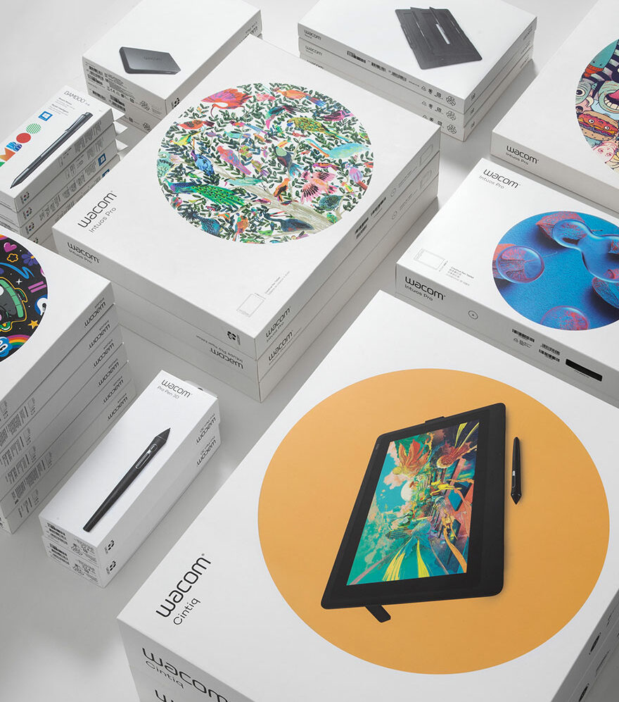 Wacom Packaging-Familie – Intuos Pro, Cintiq, Pro Pen 3D und Bamboo Produkte in gestapelter Draufsicht, Packaging-Gestaltung und Sprachadaptionen: ZP Medienwerk