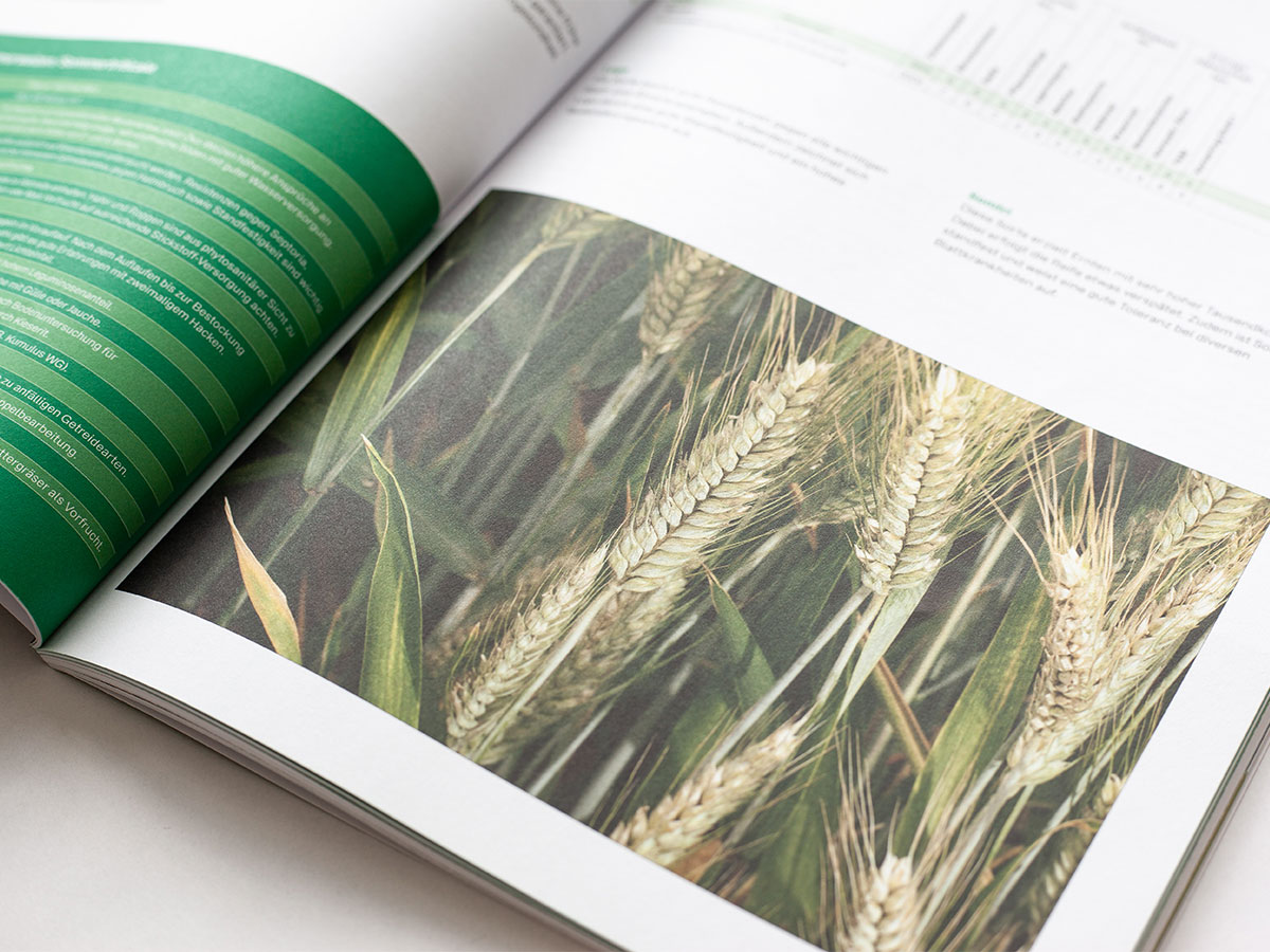 Aufgeschlagene Broschürenseite mit Getreideähren-Fotografie und grün hinterlegten Pflanzenschutz-Empfehlungen, Diagramm auf der Gegenseite.
