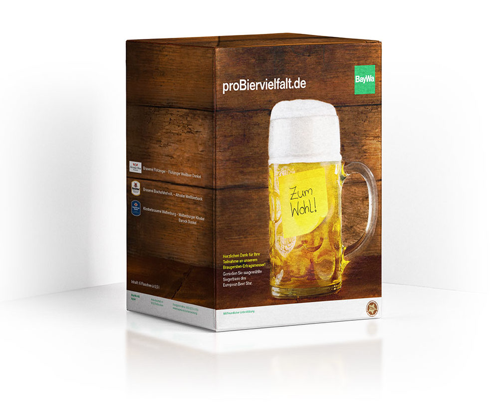 BayWa proBiervielfalt.de Bierkarton für 6 Flaschen: Bierkrug-Motiv mit „Zum Wohl!"-Note, Brauereien-Listing auf der Seite.