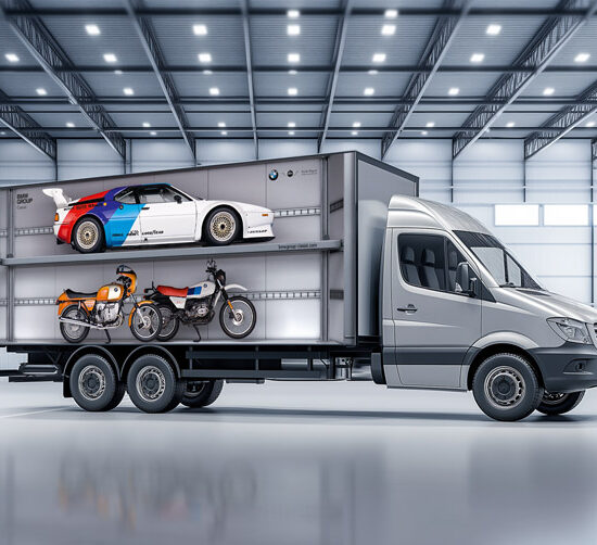 MW Classic Truck – Gesamtansicht mit fotorealistischem Composing: BMW M1 Procar und klassische Motorräder auf dem Truck-Gestell, Fahrzeugbeklebung: ZP Medienwerk