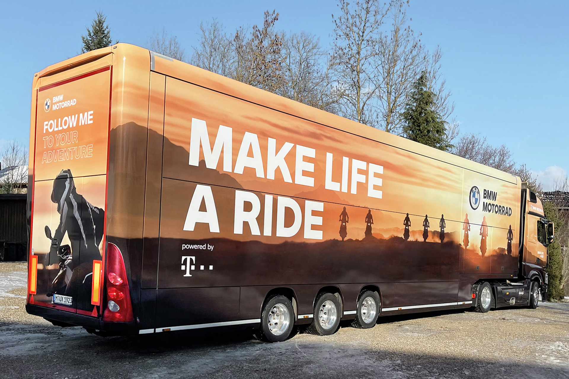 BMW Motorrad Roadshow Truck – Auflieger mit vollflächigem „Make Life a Ride" Motiv und Telekom-Sponsoring, Gestaltung: ZP Medienwerk