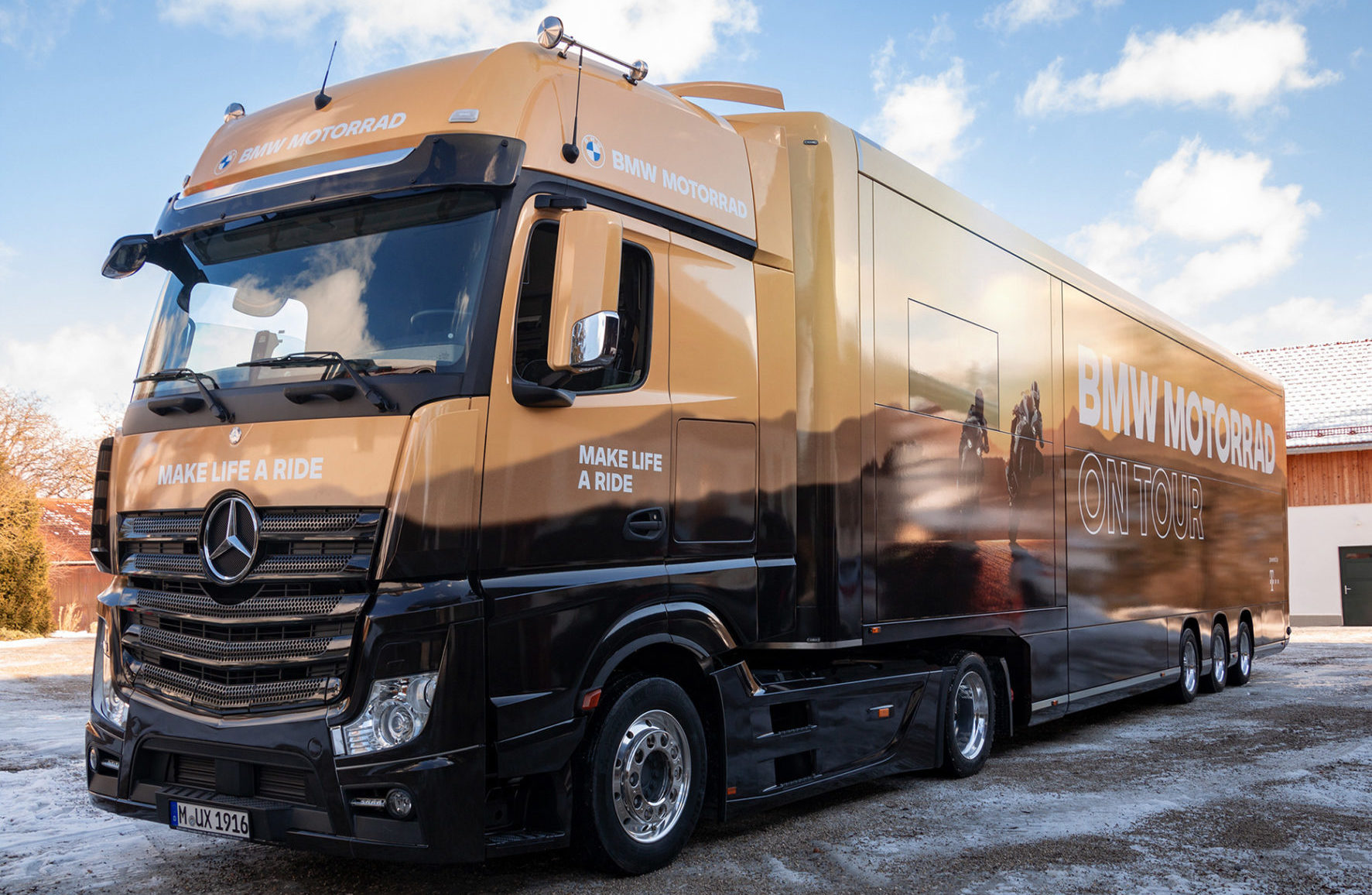 BMW Motorrad Roadshow Truck – Frontansicht mit „BMW Motorrad On Tour" Beklebung und goldenem Farbverlauf, Gestaltung: ZP Medienwerk