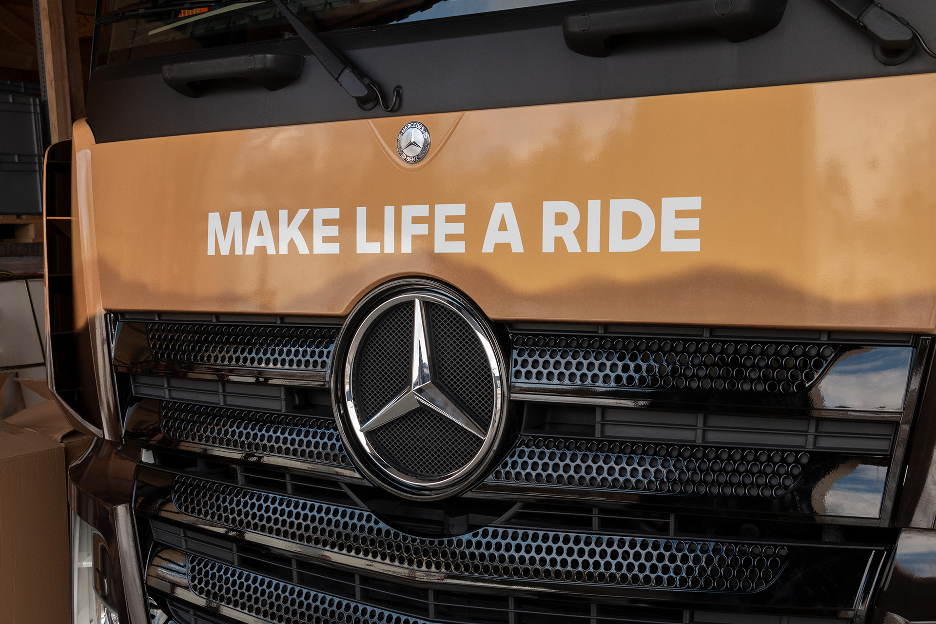 BMW Motorrad Roadshow Truck – Detailansicht Kühlergrill mit „Make Life a Ride" Schriftzug und Mercedes-Stern, Beklebung: ZP Medienwerk