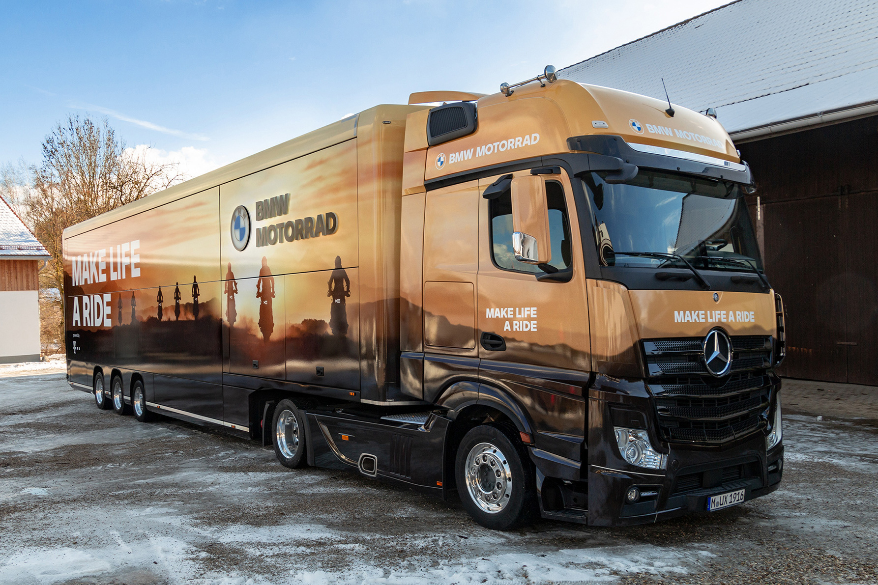 BMW Motorrad Roadshow Truck – Gesamtansicht mit vollflächiger Fahrzeugbeklebung, Zugmaschine und Auflieger, Gestaltung: ZP Medienwerk