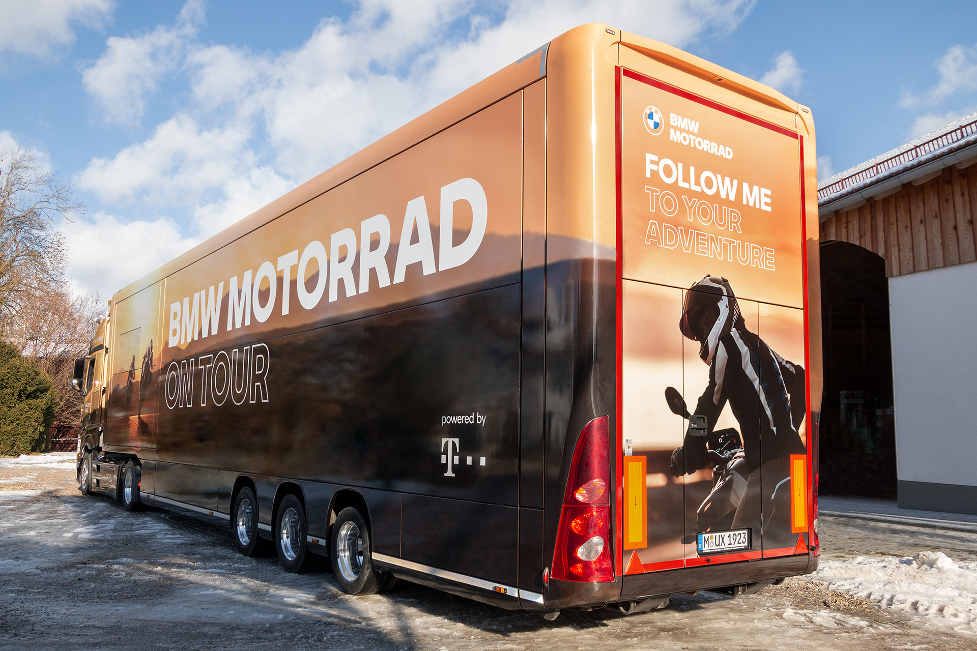 BMW Motorrad Roadshow Truck – Heckansicht mit „Follow Me to Your Adventure" Motiv und „BMW Motorrad On Tour" Schriftzug, Gestaltung: ZP Medienwerk