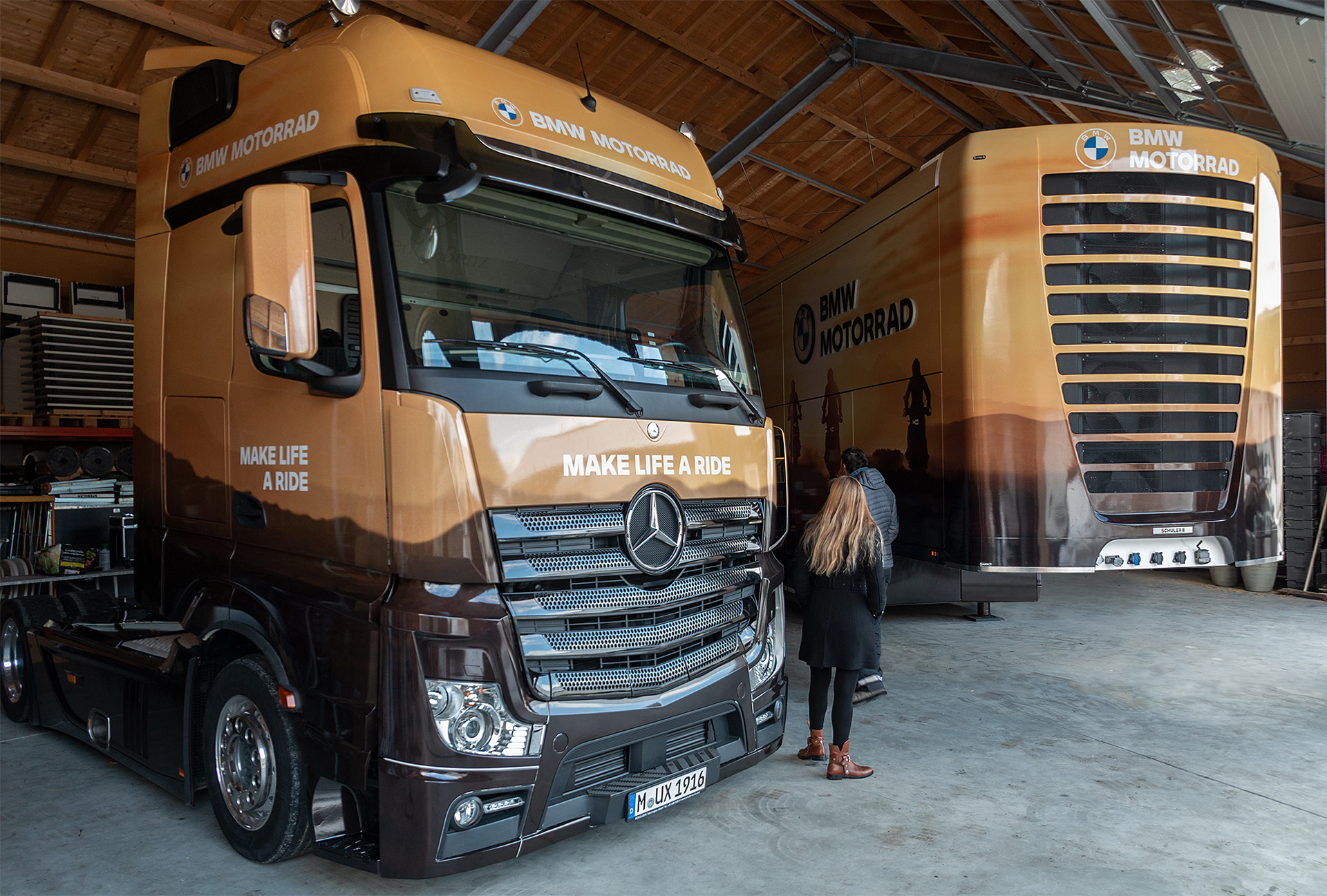 BMW Motorrad Roadshow Truck – Making-of in der Produktionshalle von OBU live marketing: Zugmaschine und Auflieger bei der Beklebung, ZP Medienwerk