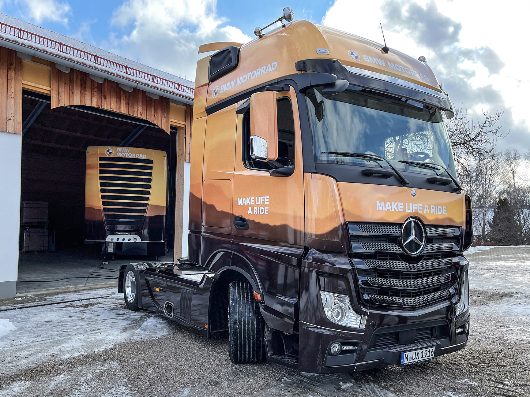 BMW Motorrad Roadshow Truck – Zugmaschine mit fertig applizierter Beklebung vor der Produktionshalle, Abnahme: ZP Medienwerk