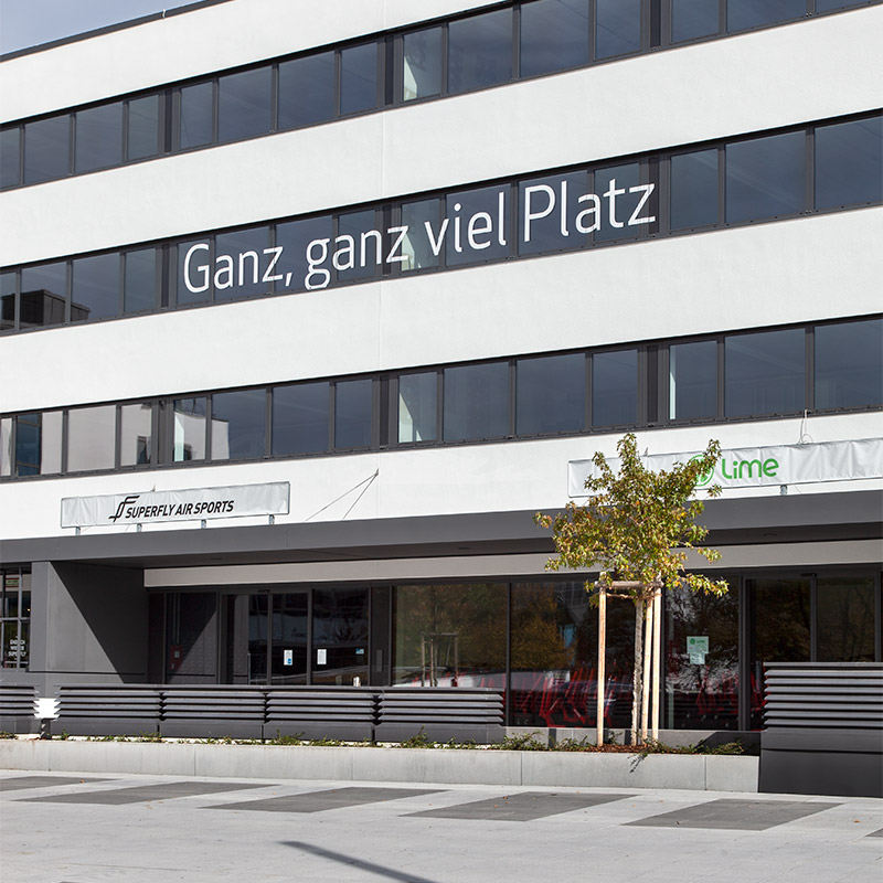 Fensterbeklebung und XXL-Außenwerbung für das Centro Tesoro München – Werbetechnik und Gestaltung von ZP Medienwerk