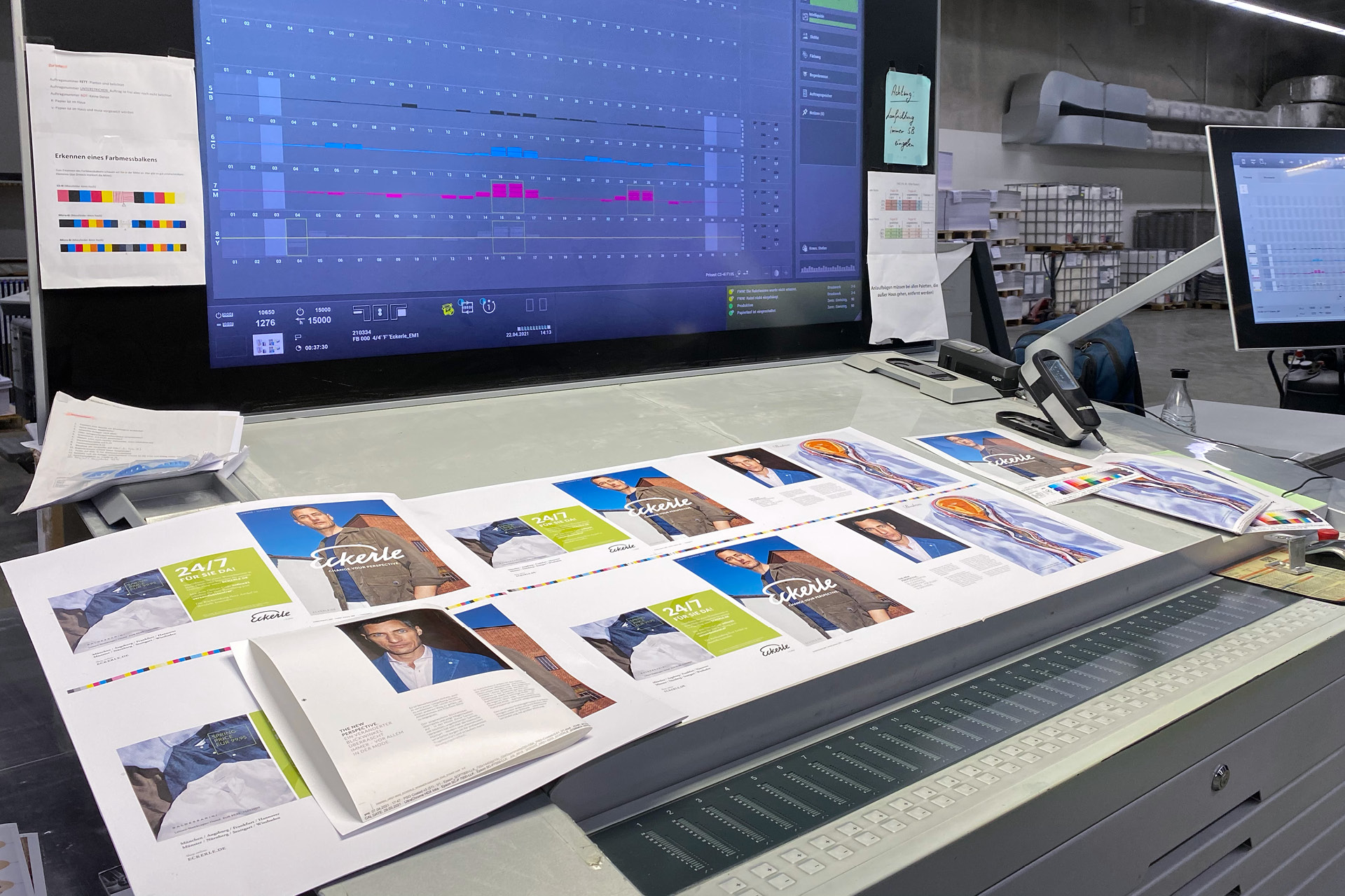 Eckerle Katalog – Druckabnahme bei Druckerei Pruskil: Druckbogen auf dem Anlegetisch mit Farbmessung am Monitor, ZP Medienwerk