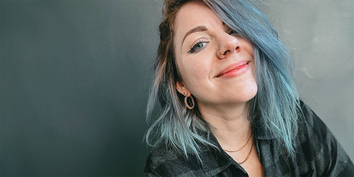 Franzi Sporrer, Senior Art Direktorin bei ZP Medienwerk, mit blau-grauen Haaren