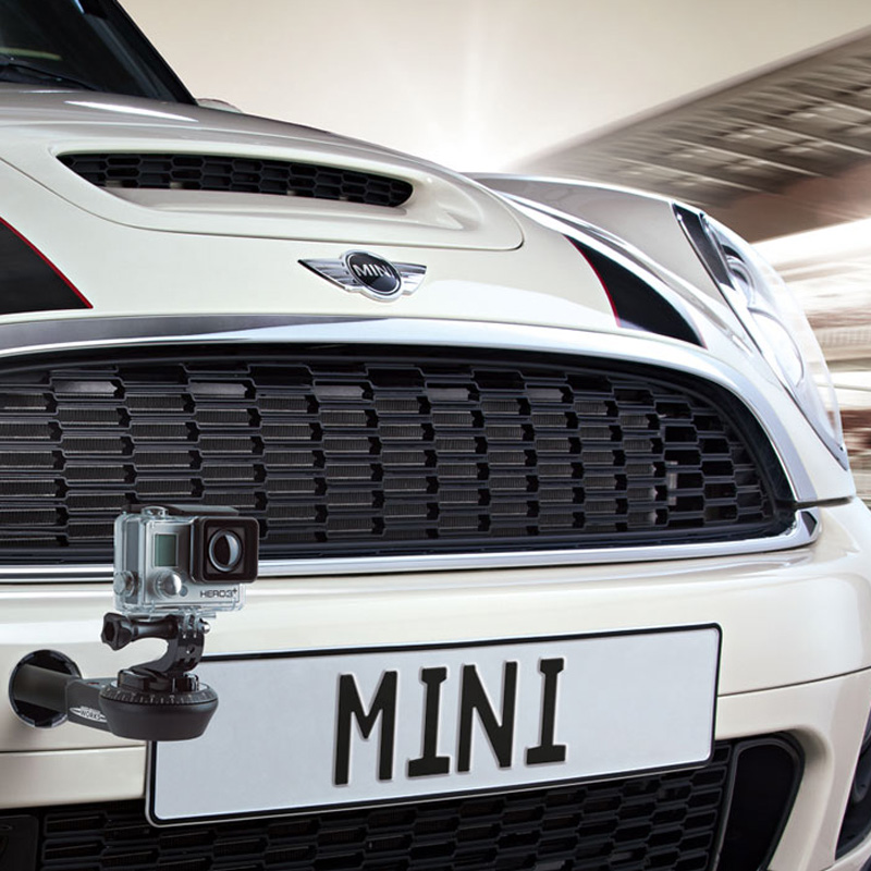 MINI Cooper mit GoPro Kamerahalterung an der Front – Inszenierung auf der Rennstrecke, Produktfotografie und Composing: ZP Medienwerk